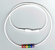 Halskette: Weiße Silikonkette mit Rainbow- und Silberröllchen